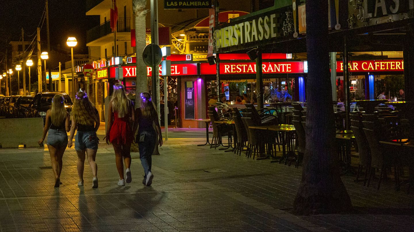 Un grupo de turistas alemanas en la calle de la Cerveza, en Playa de Palma. (D. B.)