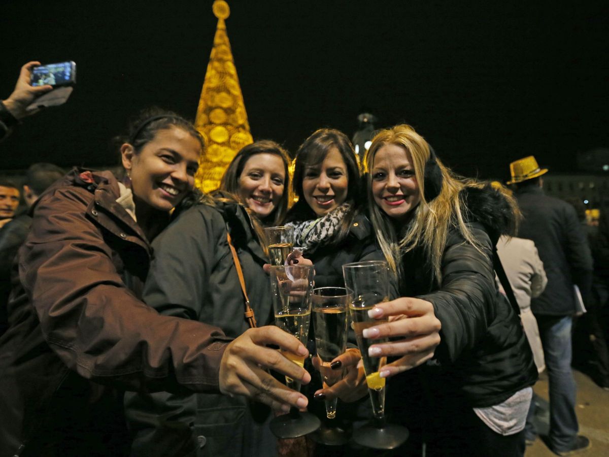 Foto: Asistentes a la Puerta del Sol celebran la Nochevieja. (EFE)