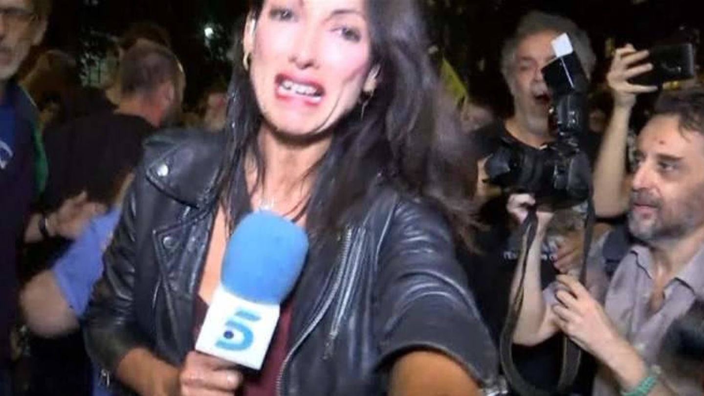 Momento de la agresión a la periodista de Telecinco Laila Jiménez durante el aniversario del 1-O.
