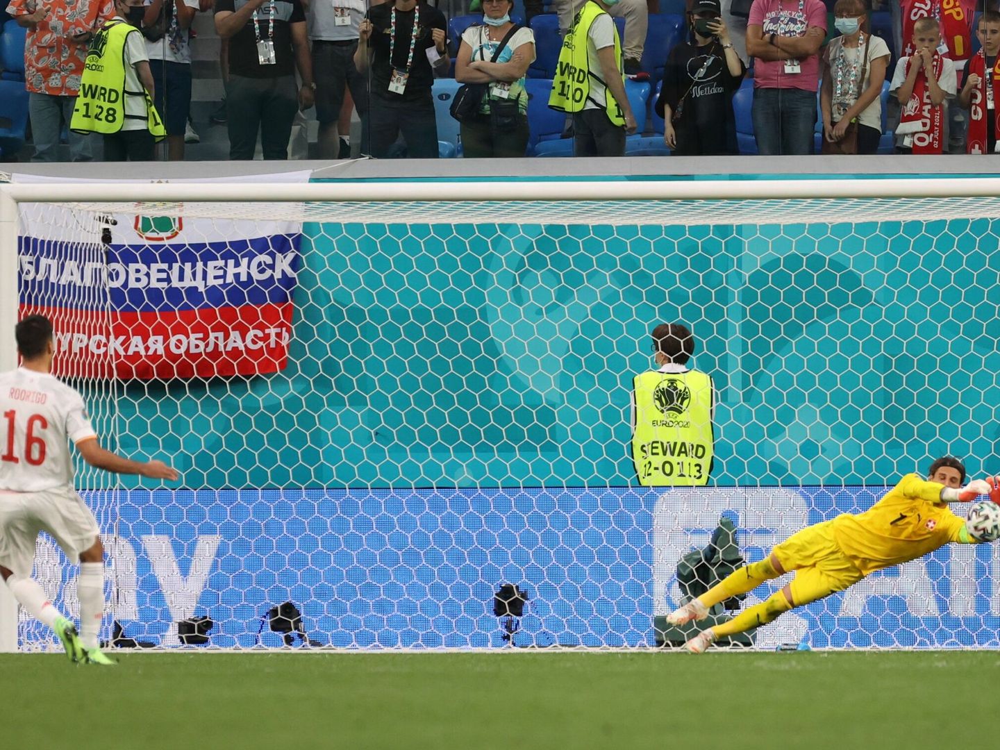 El centrocampista español Rodri lanza un penalti frente al portero suizo Yann Sommer. (EFE)