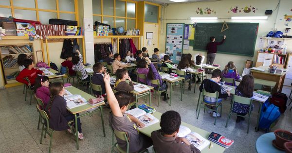 Foto: Una profesora escribe en la pizarra de un colegio público madrileño. (Reuters/Sergio Pérez)