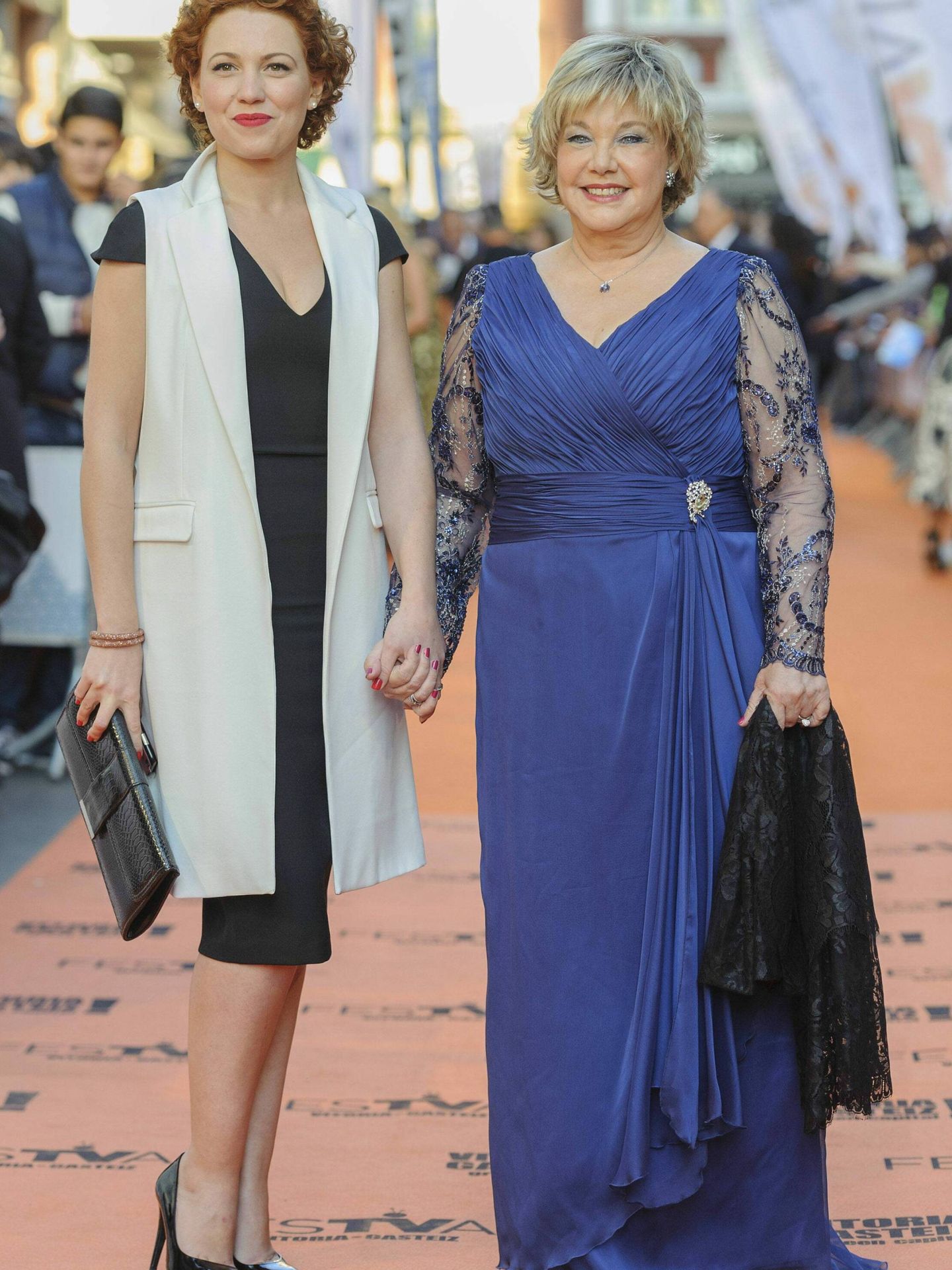 Karina junto a su hija Azahara en el Festival de Vitoria en 2015. (Cordon Press)