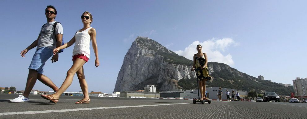 Un grupo de turistas atraviesan la frontera con gibraltar. (efe)