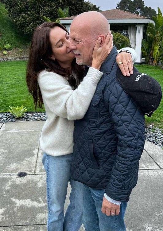 Emma Heming abraza a su esposo, Bruce Willis. (Instagram/@demimoore)