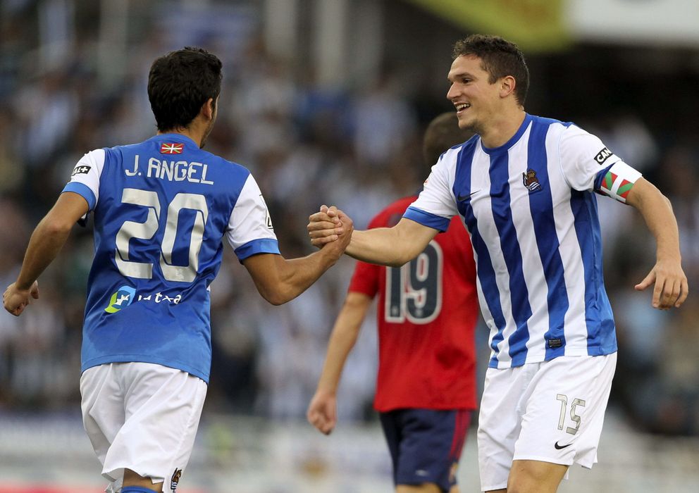 Foto: Ansotegi es felicitado por compañero José Ángel tras marcar el primer gol (EFE)