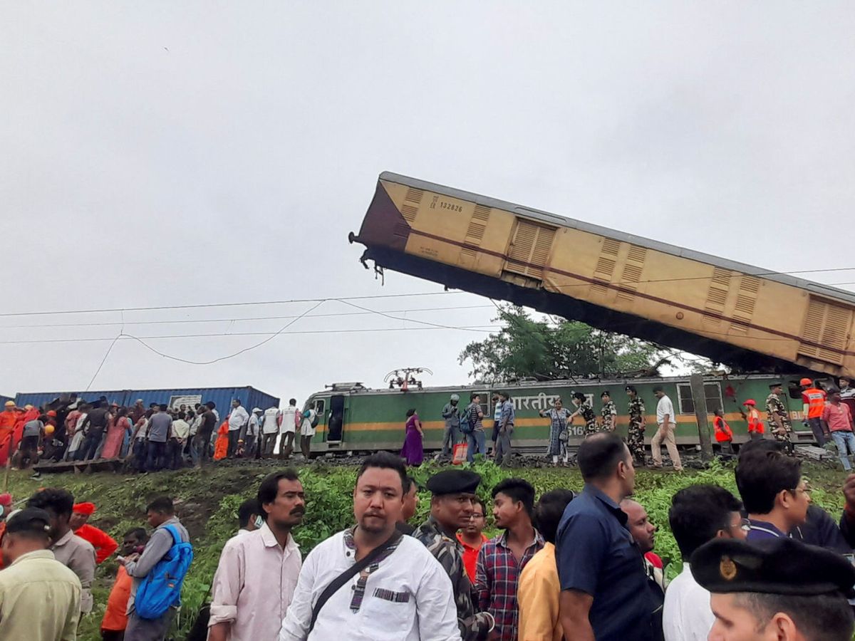 Foto: Los trenes tras el accidente en India. (Reuters/Stringer)