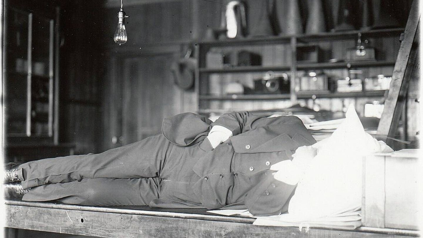 Edison durmiendo sobre una mesa de su laboratorio. (Wikimedia)