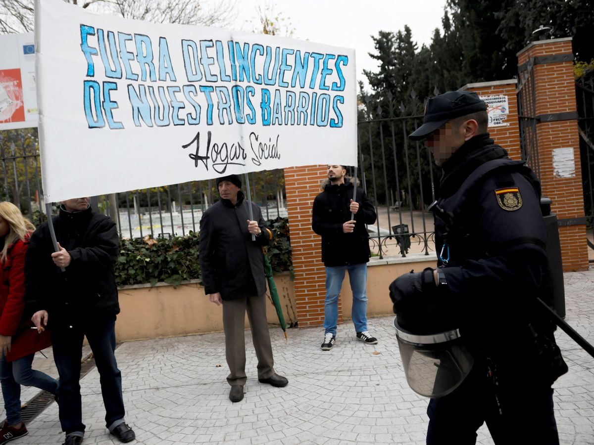 Foto: Decenas de vecinos de Hortaleza se concentraron en noviembre frente a la Residencia de Primera Acogida de Hortaleza, para protestar contra la inseguridad en el barrio, ante una gran presencia policial. (Efe)