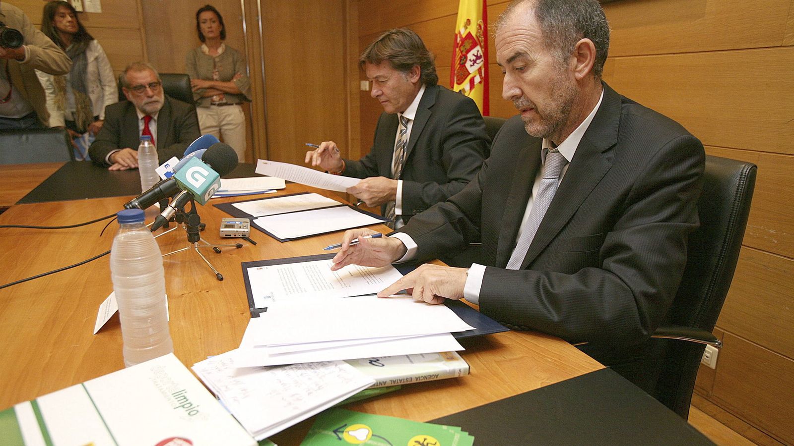 Foto: José Ramón Lete firma un convenio (EFE)