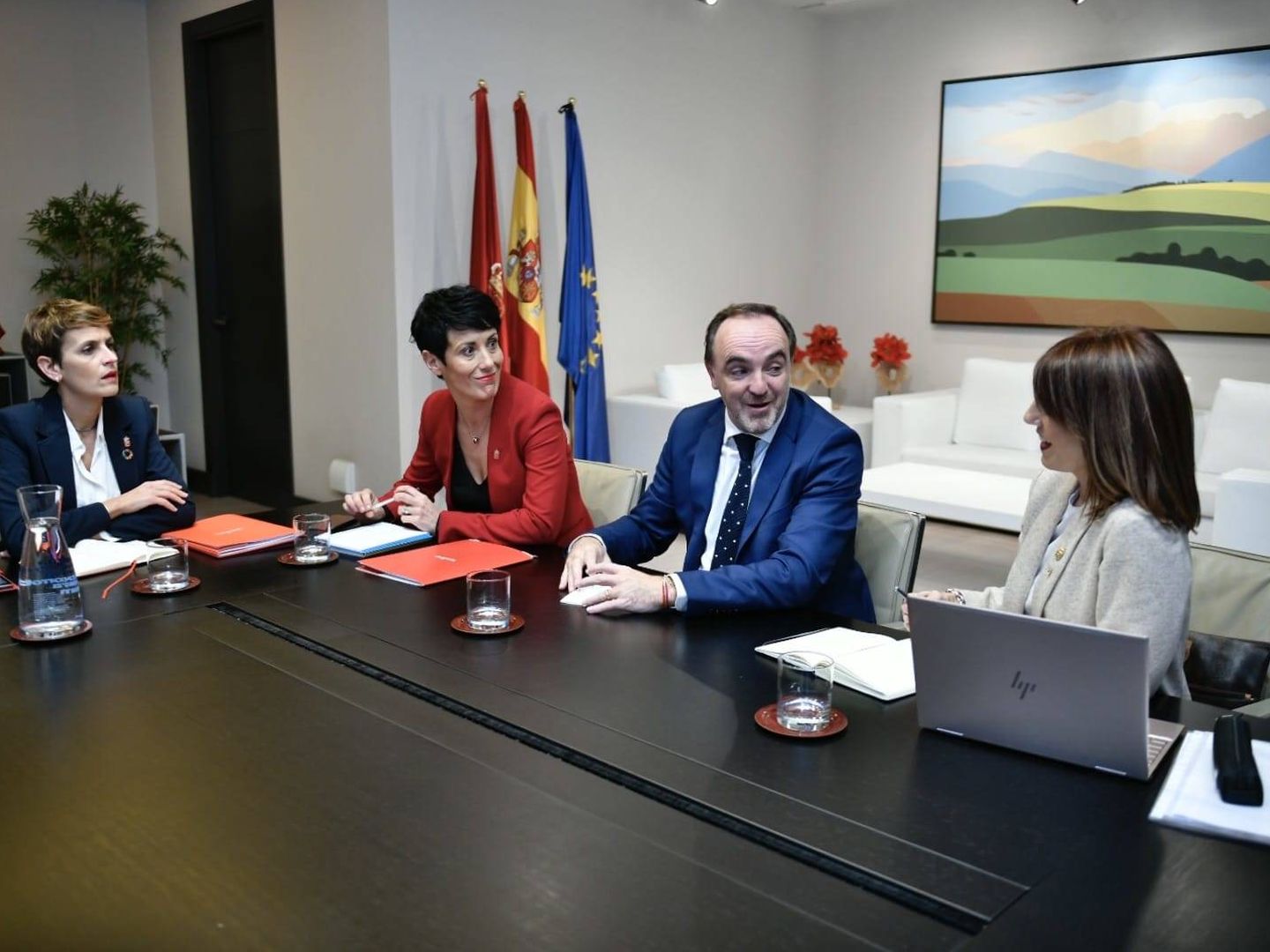 María Chivite, Elma Saiz, Javier Esparza y Mª Jesús Valdemoros en la reunión de este miércoles en el Palacio de Navarra para abordar un posible acuerdo presupuestario. (EC)