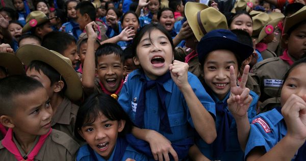 Foto: Alumnos tailandeses celebran la liberación de los niños atrapados en una cueva | Reuters