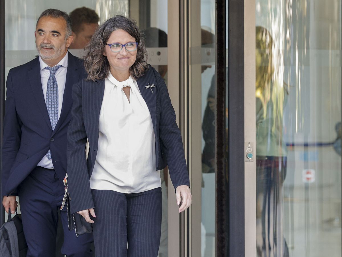 Foto: Mónica Oltra a la salida de la Ciudad de la Justicia de Valencia. (EFE)