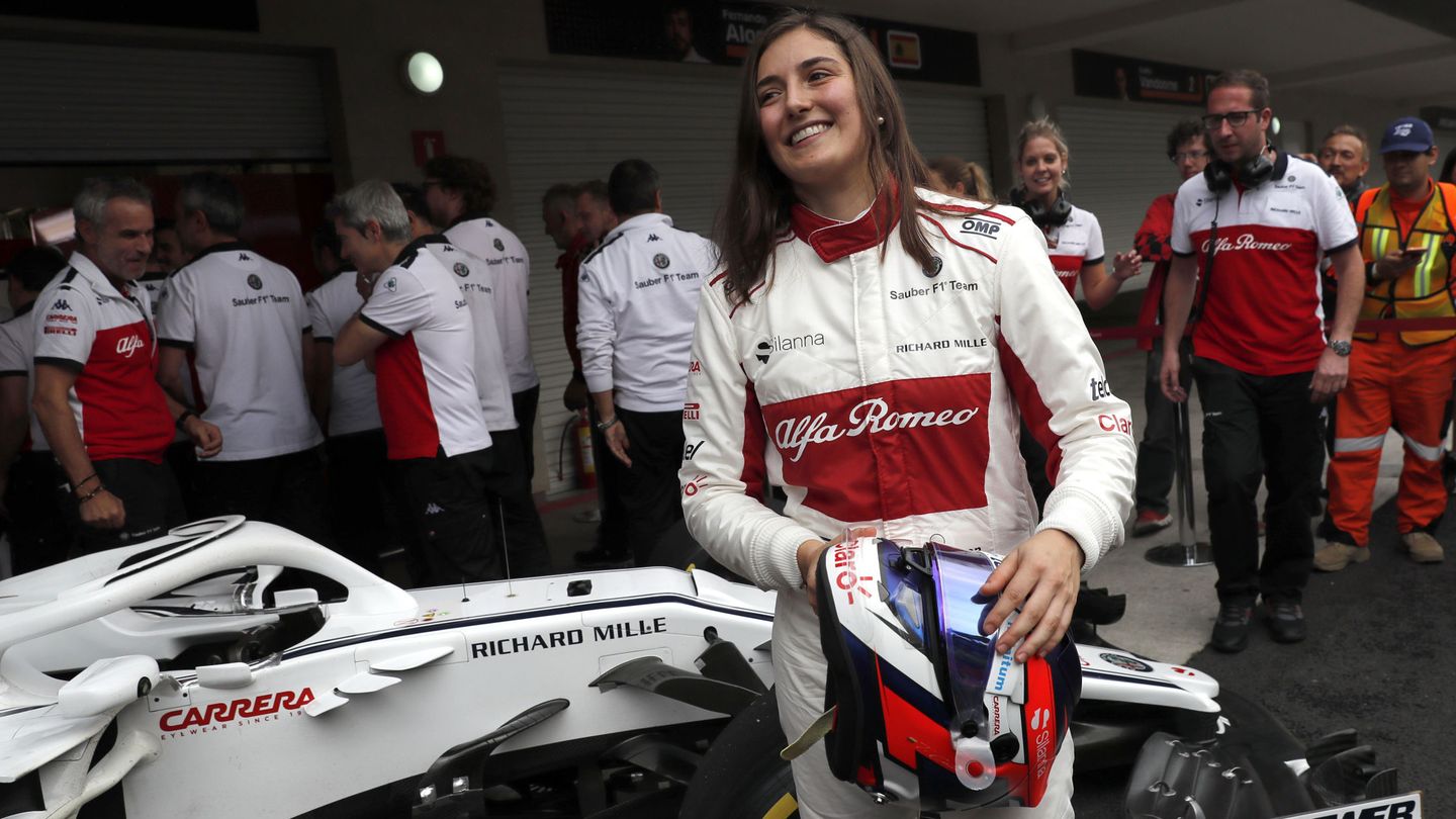 La piloto colombiana Tatiana Calderón con su Sauber. (EFE)