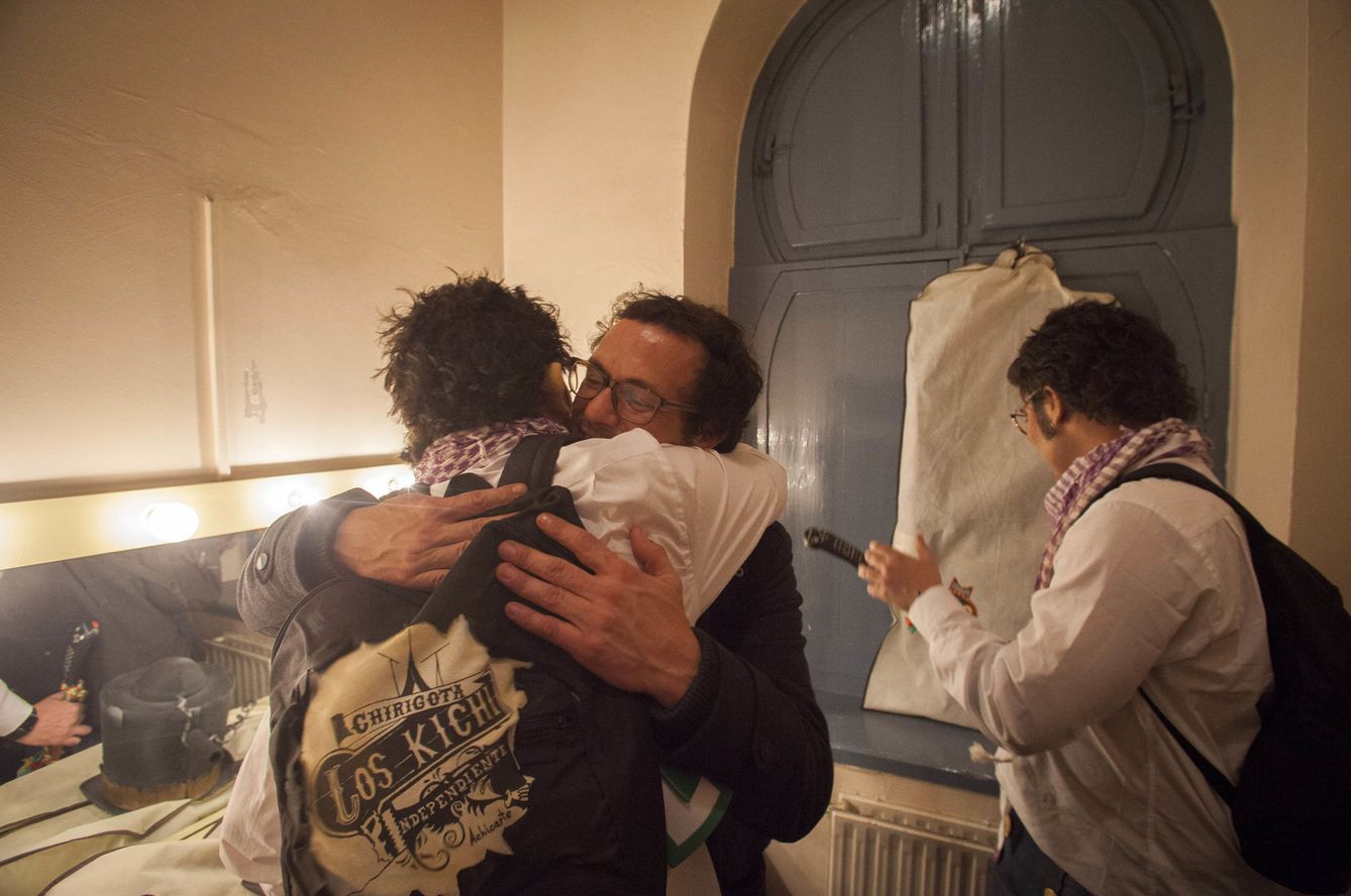 'Kichi' abrazando a un integrante de la chirigota 'Los Kichis'. (Fernando Ruso)