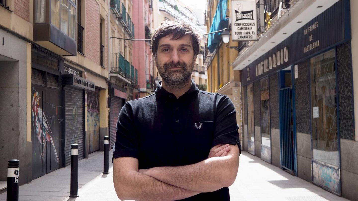 El guionista Carlos Langa, en la calle Santa Ana del barrio de La Latina 