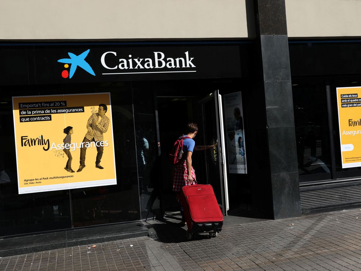 Foto: Sucursal de CaixaBank en Barcelona. (Reuters)