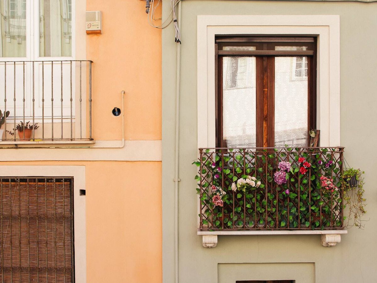 Foto: En España, es costumbre decorar los balcones con flores (Giulia Salvaterra para Unsplash)