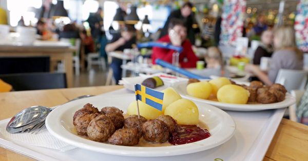 Foto: Ikea vence miles de raciones de sus famosas albóndigas cada año en todo el mundo (EFE/Maxim Shipenkov)