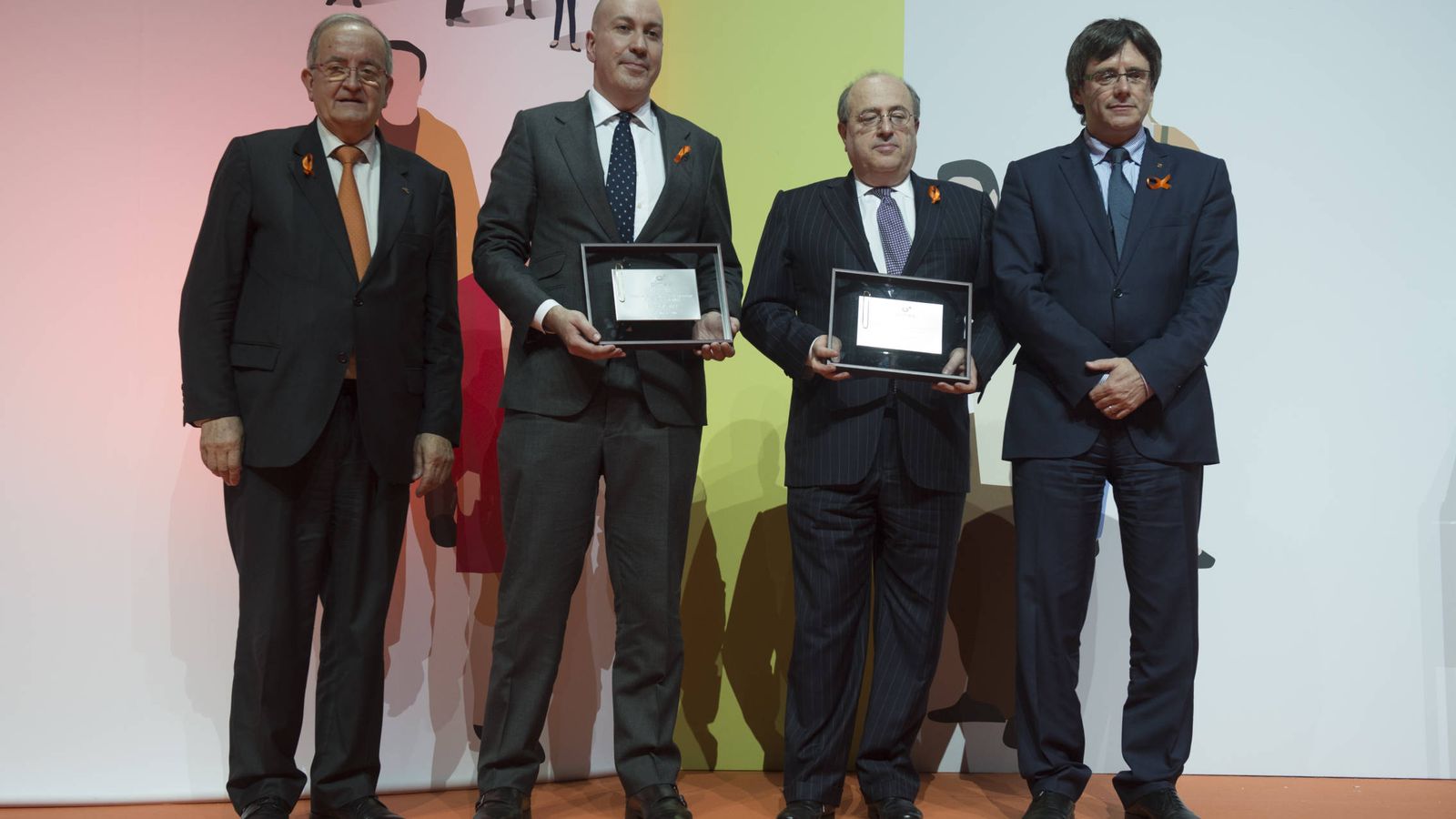 Foto: Nacho Cardero, director de El Confidencial (2i), recoge el premio entregado por la patronal Pimec. (Pimec)