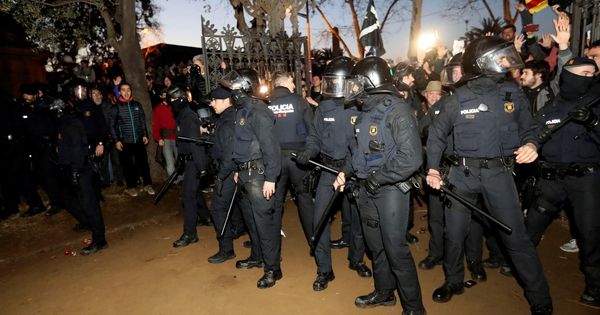 Foto: Agentes antidisturbios de los Mossos d'Esquadra en una imagen de archivo. (EFE)
