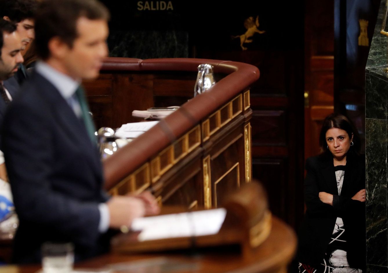 Adriana Lastra, escucha al líder del PP, Pablo Casado. (EFE)