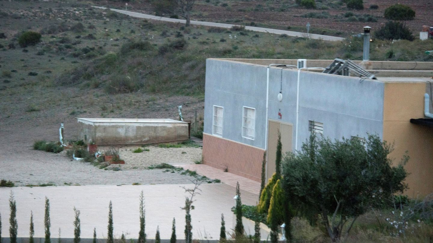 Pozo en el que podría haber estado el niño Gabriel Cruz, en Las Hortichuelas, en Níjar (Almería). (EFE)