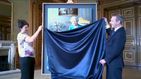 La Reina de Inglaterra descubre un retrato suyo por videoconferencia