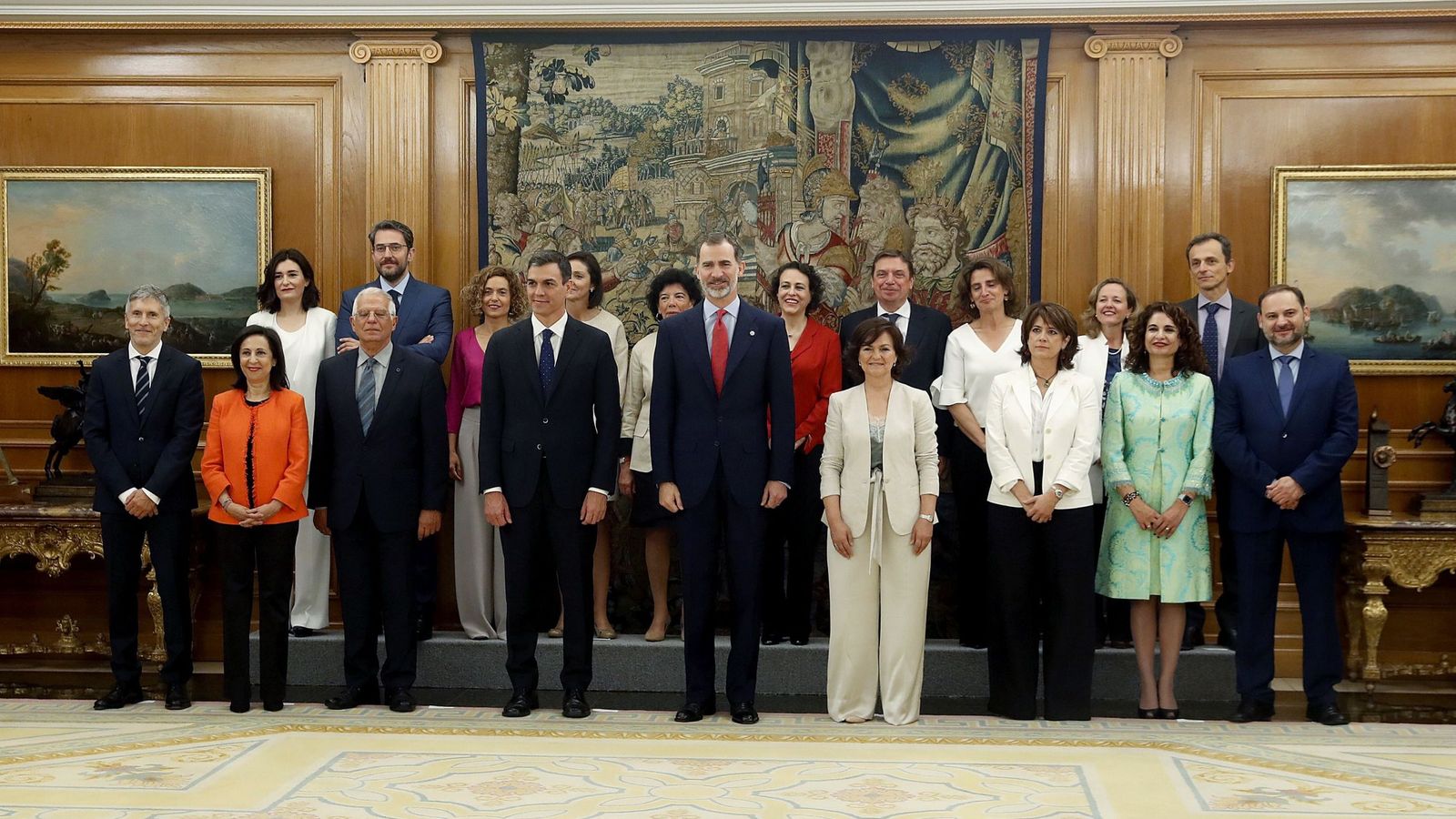Foto: El Rey Felipe VI, el presidente del gobierno Pedro Sánchez y los nuevos ministros en La Zarzuela. (EFE) 