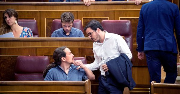 Foto: El líder de Podemos, Pablo Iglesias, conversa con el coordinador federal de IU, Alberto Garzón, durante un pleno en el Congreso. (EFE)