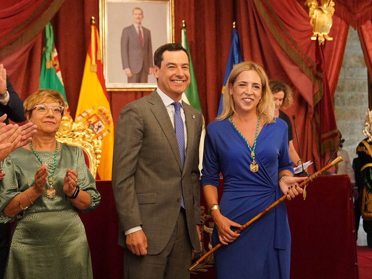 Foto: La presidenta de la Diputación de Cádiz, Almudena Martínez, junto al presidente andaluz, Juanma Moreno. (Cedida: Junta)
