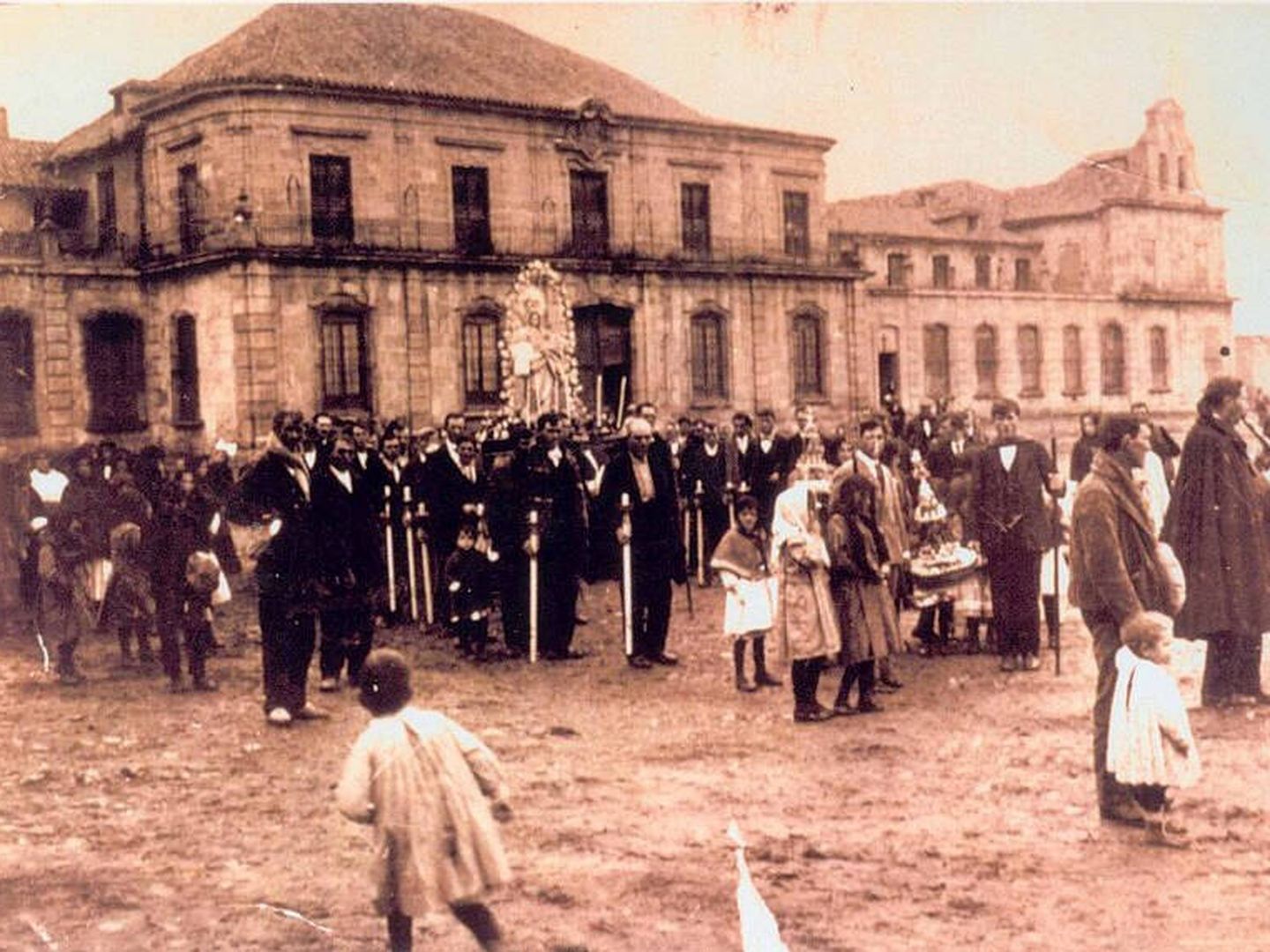 Procesión frente a la antigua fábrica de paños. (Ayuntamiento de San Fernando