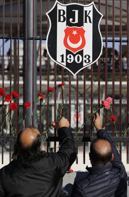 Aficionados colocan flores junto al campo del Besiktas. (Reuters)