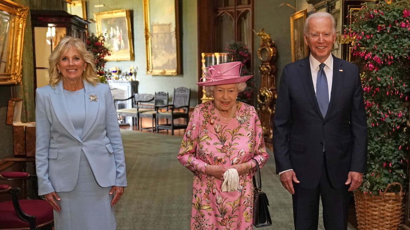 Joe y Jill Biden junto a Isabel II en Windsor. (Reuters)