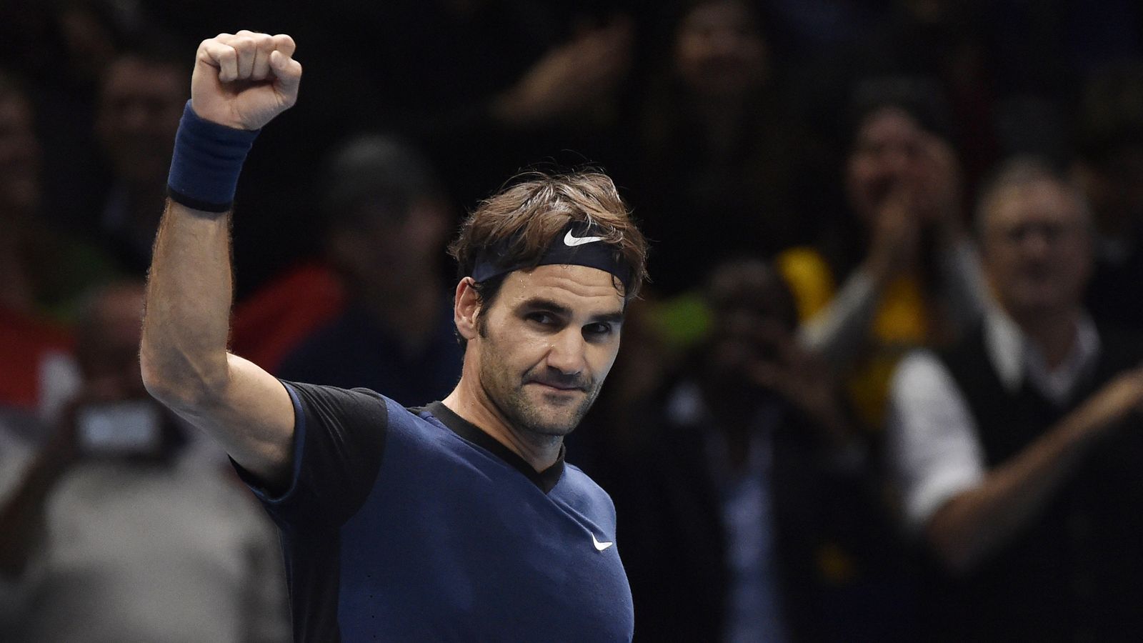 Foto: Roger Federer celebra su victoria en el O2 Arena (Reuters).