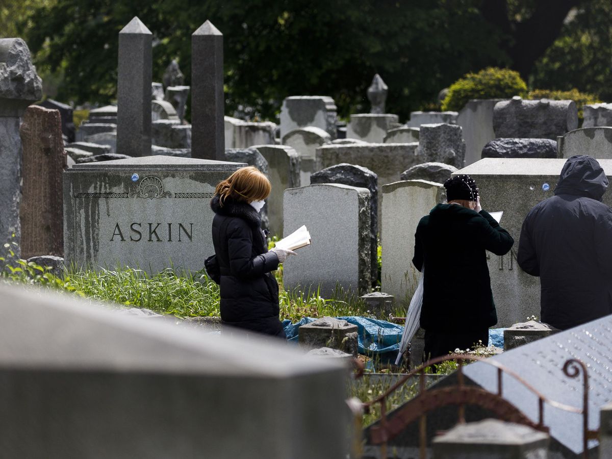 Foto: Un grupo de personas acude a un funeral en Nueva York. (EFE)