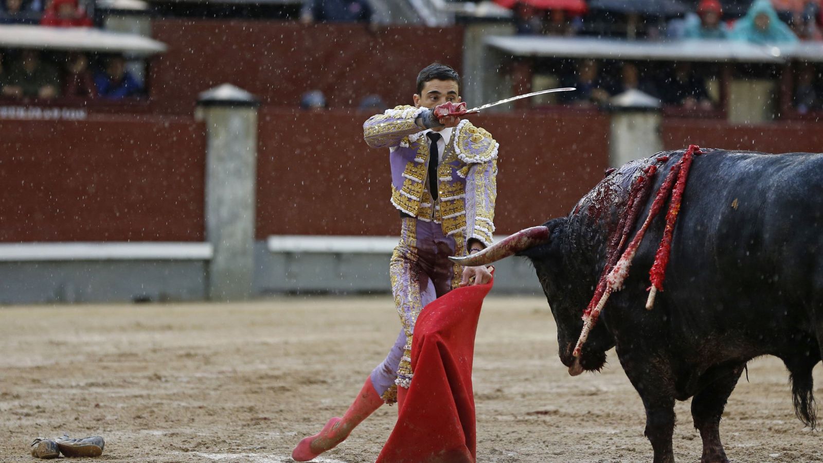 Foto: Paco Ureña, entrando a matar en su primer toro en una plaza llena de barro (Efe).