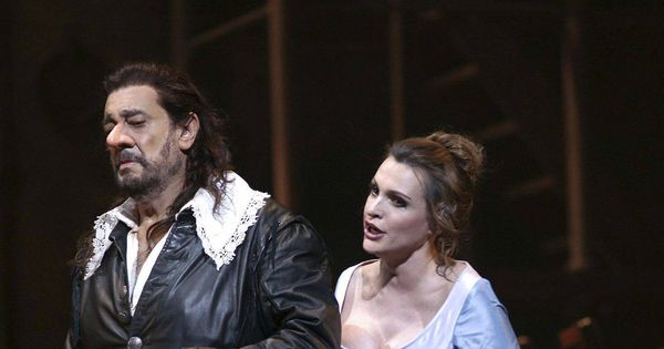 Foto: El tenor Plácido Domingo y la soprano Ainhoa Arteta, durante el ensayo general de 'Cyrano de Bergerac'. (EFE)