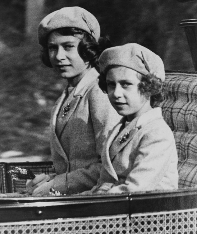 Las princesas Isabel y Margarita, en 1938. (Getty)