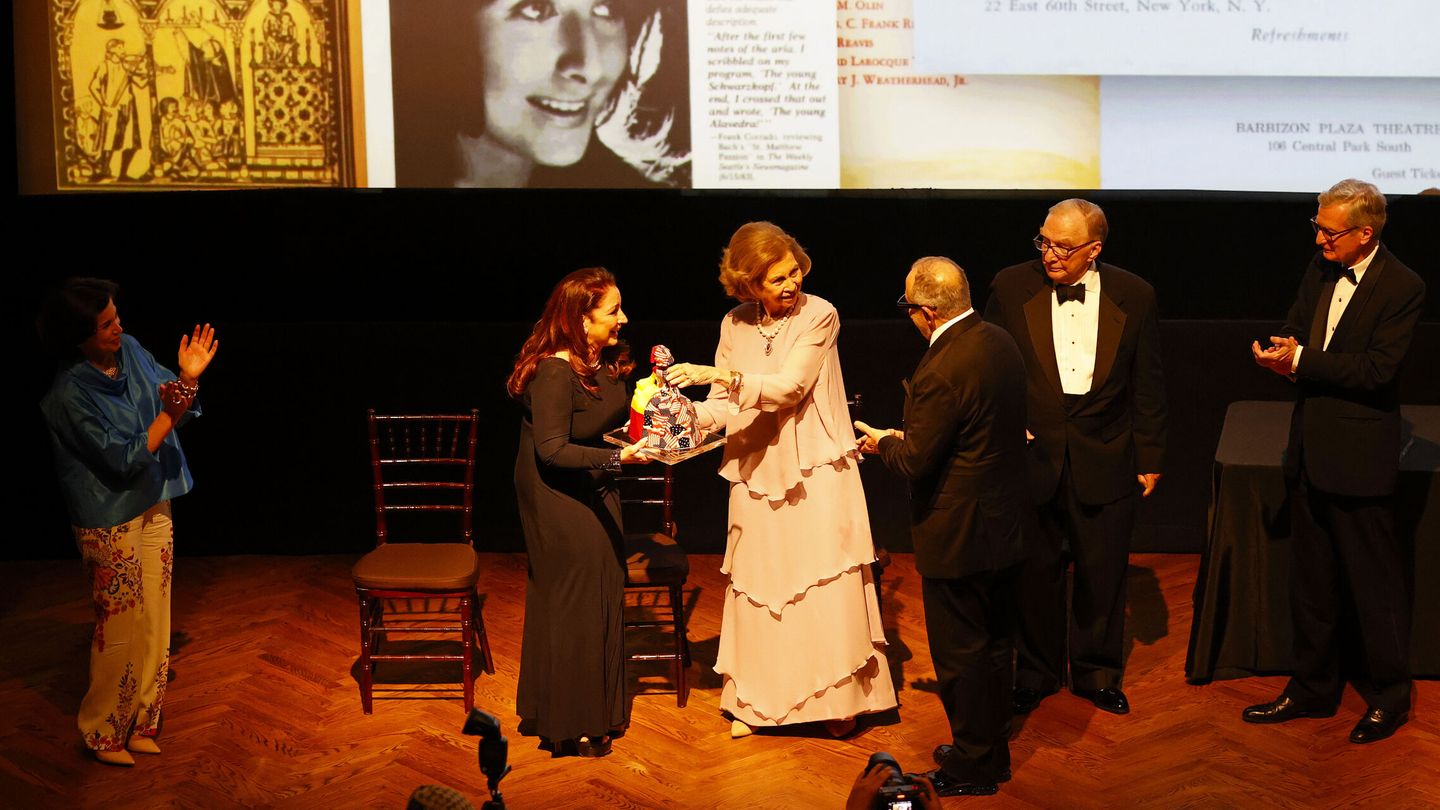 La reina Sofía, entregando el premio a Gloria Estefan. (EFE/Aaron M. Sprecher)
