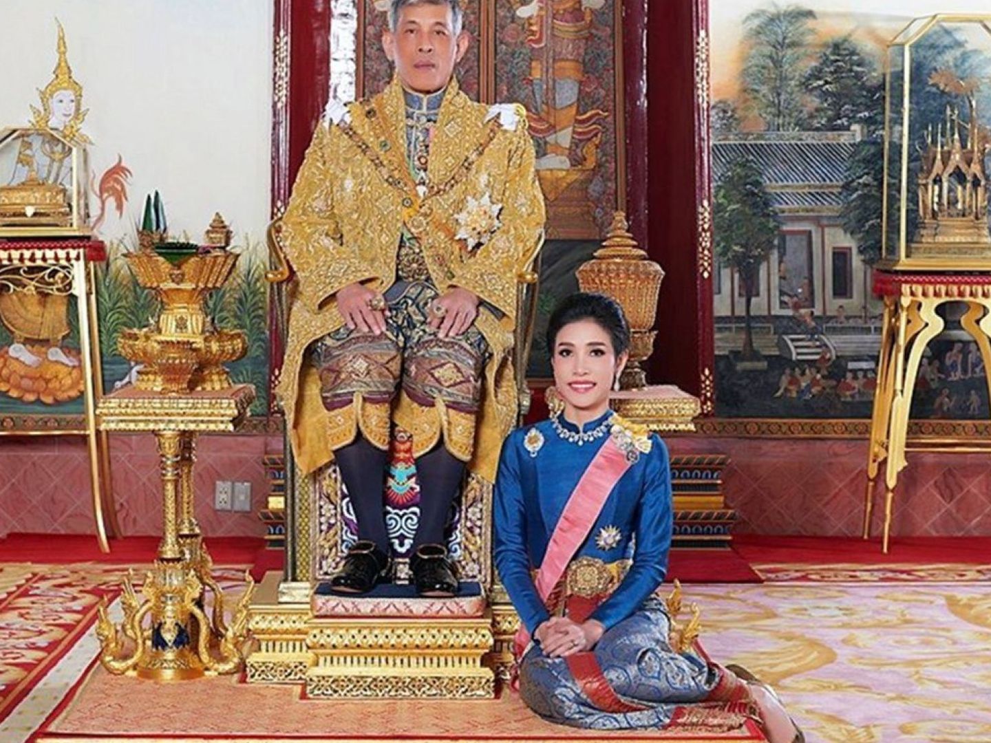 El rey de Tailandia y su concubina oficial, Sineenat Wongvajirapakdi. (EFE)