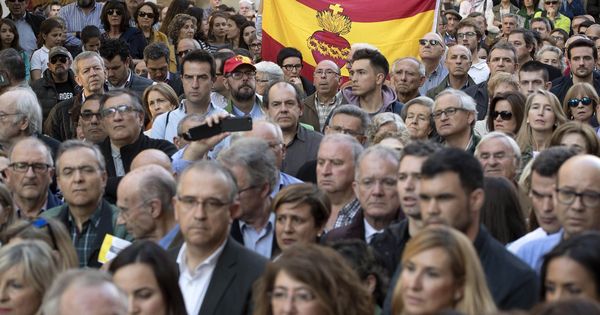 Foto: Manifestación ayer en Pamplona en apoyo a los guardias civiles agredidos en Alsasua. (EFE)