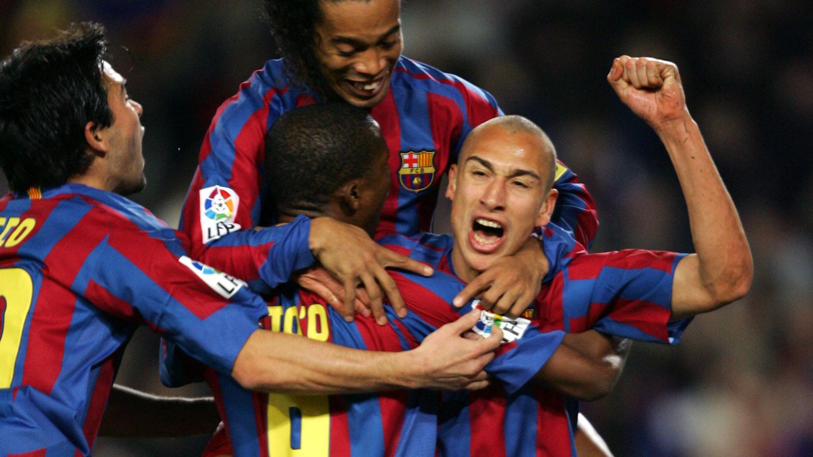 Foto: Larsson es abrazado por Eto'o, Ronaldinho y Deco tras marcar un gol con el Barcelona (Reuters)