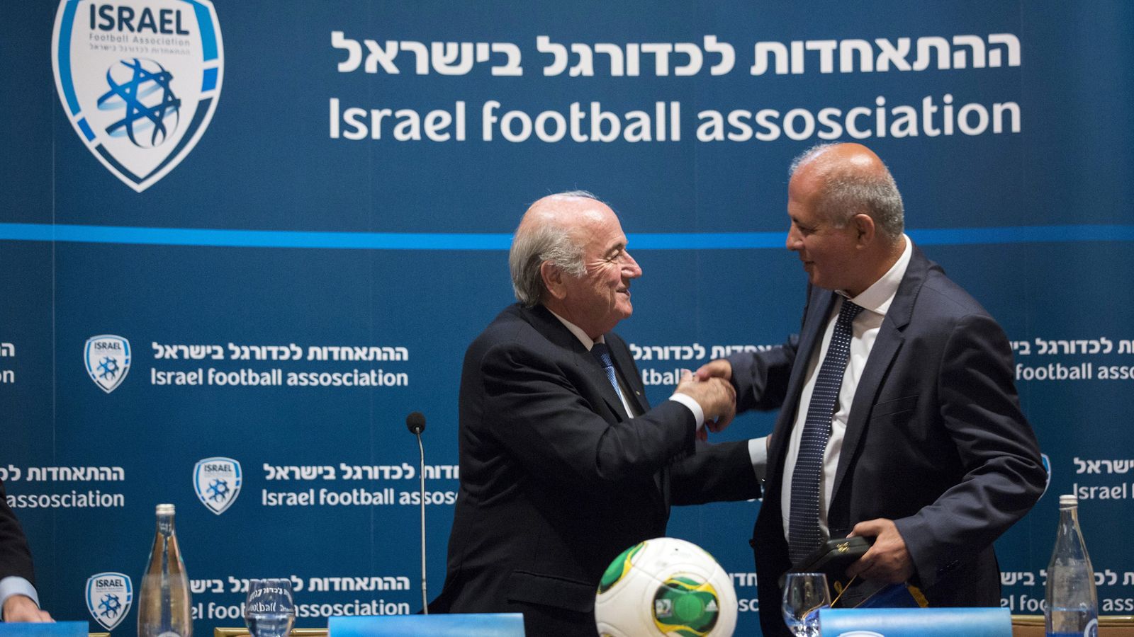Foto: Blatter y Avi Luzon, de la Federación Israelí, en una de las últimas visitas del presidente de la FIFA (Reuters).