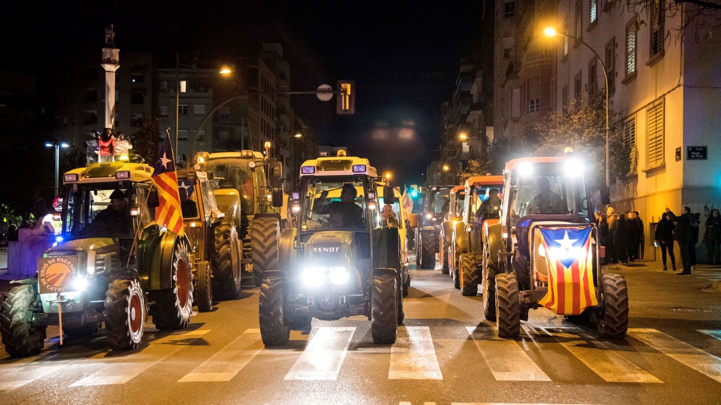 Manifestantes con tractores por las calles de Lleida (Efe)