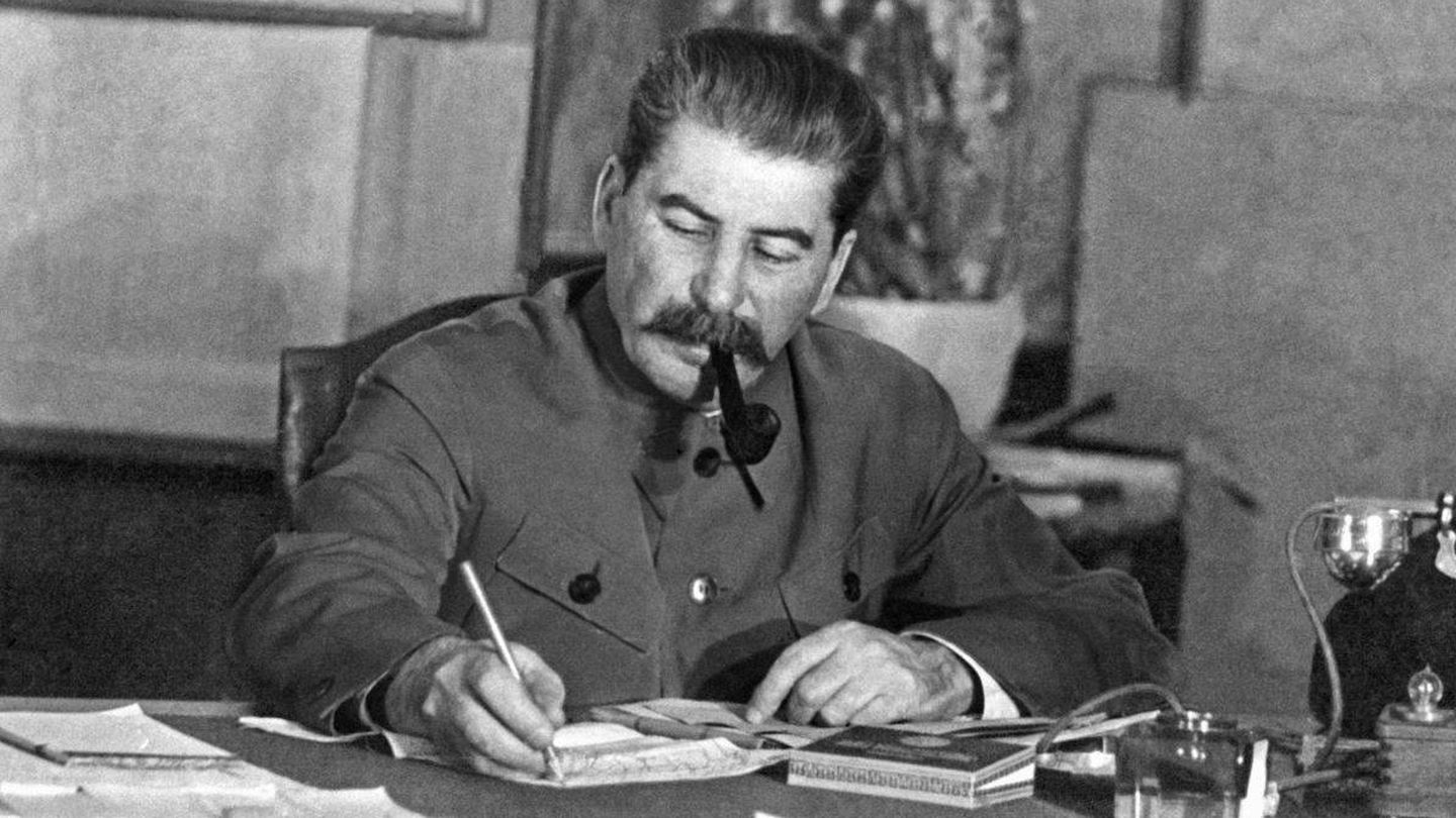 Stalin escribiendo en su despacho.