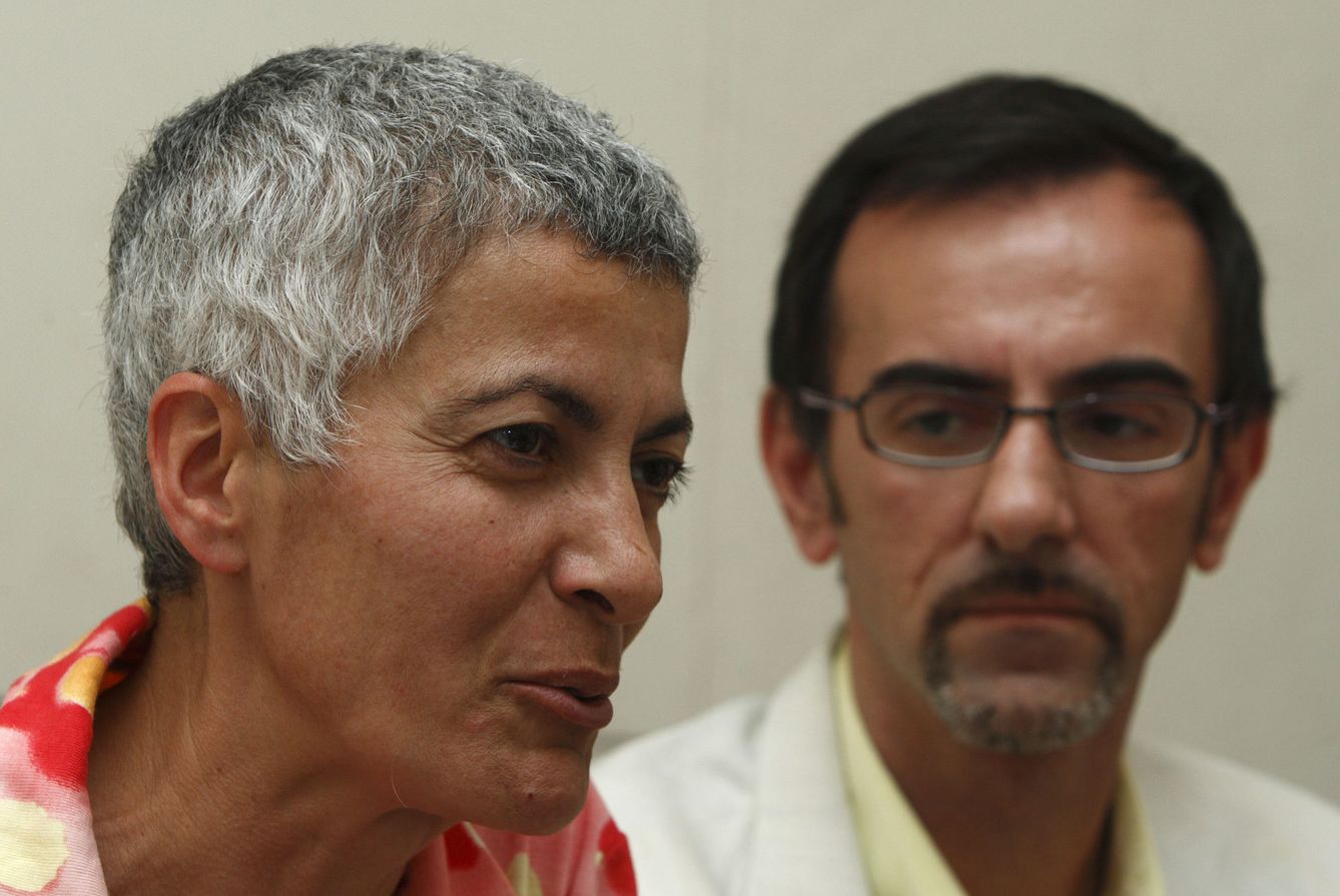 Evangelia Vlami y Dimitris Tsabounis, los primeros activistas LGTB en casarse con sus respectivas parejas en 2008 aprovechando un vacío en la ley de matrimonios civiles (Reuters)