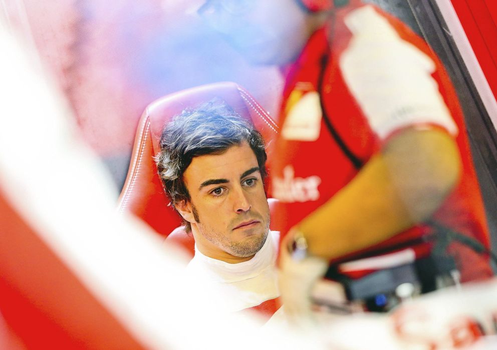 Foto: Fernando Alonso, en un momento de reflexión durante los libres del GP de Abu Dabi.