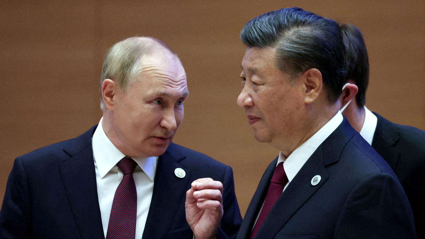 FILE PHOTO: Russian President Vladimir Putin speaks with Chinese President Xi Jinping before an extended-format meeting of heads of the Shanghai Cooperation Organization summit (SCO) member states in Samarkand, Uzbekistan September 16, 2022. Sputnik Sergey Bobylev Pool via REUTERS ATTENTION EDITORS - THIS IMAGE WAS PROVIDED BY A THIRD PARTY. File Photo