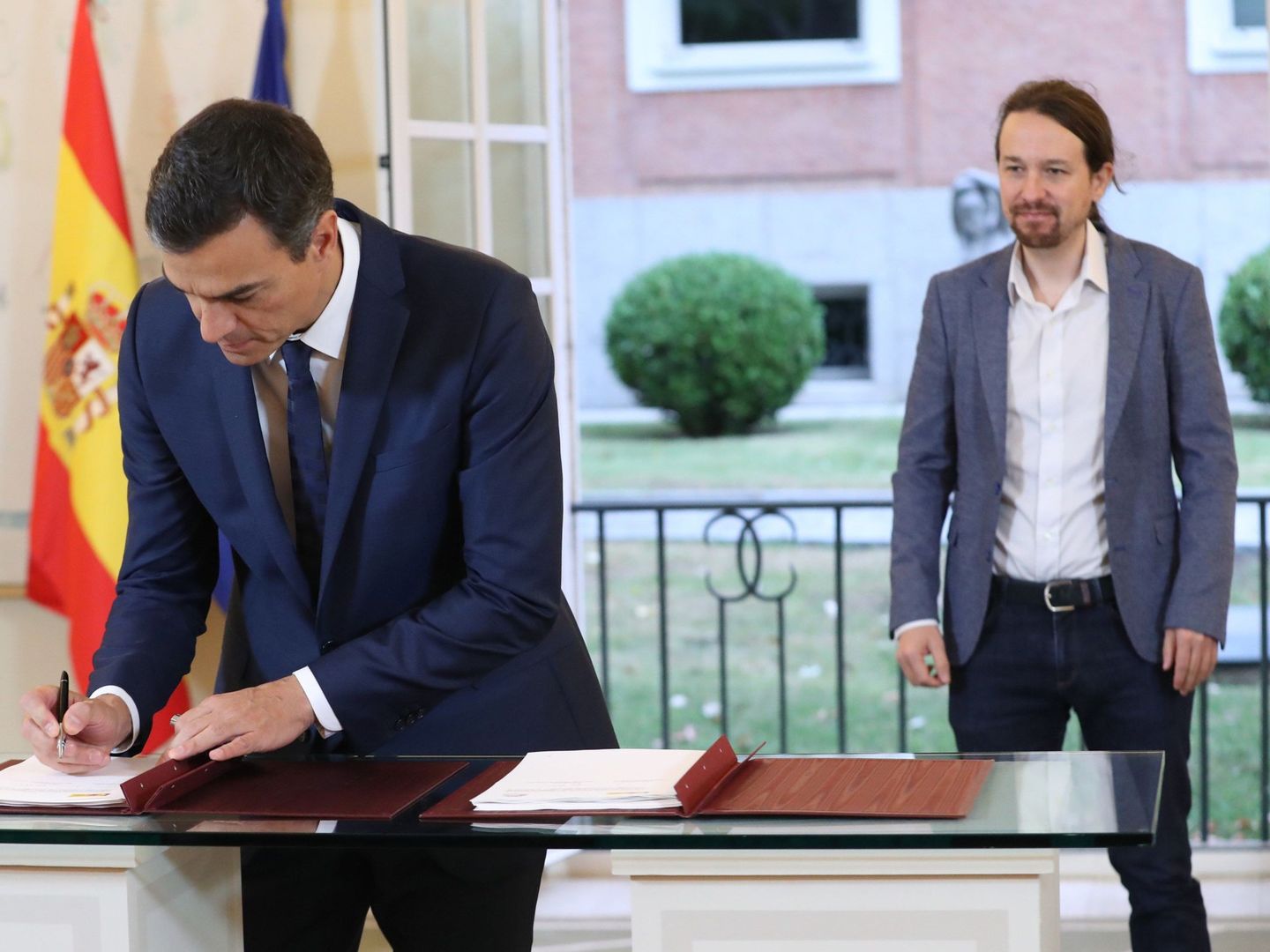 Pedro Sánchez firma el acuerdo presupuestario con el líder de Podemos, Pablo Iglesias, el pasado 11 de octubre en la Moncloa. (EFE)