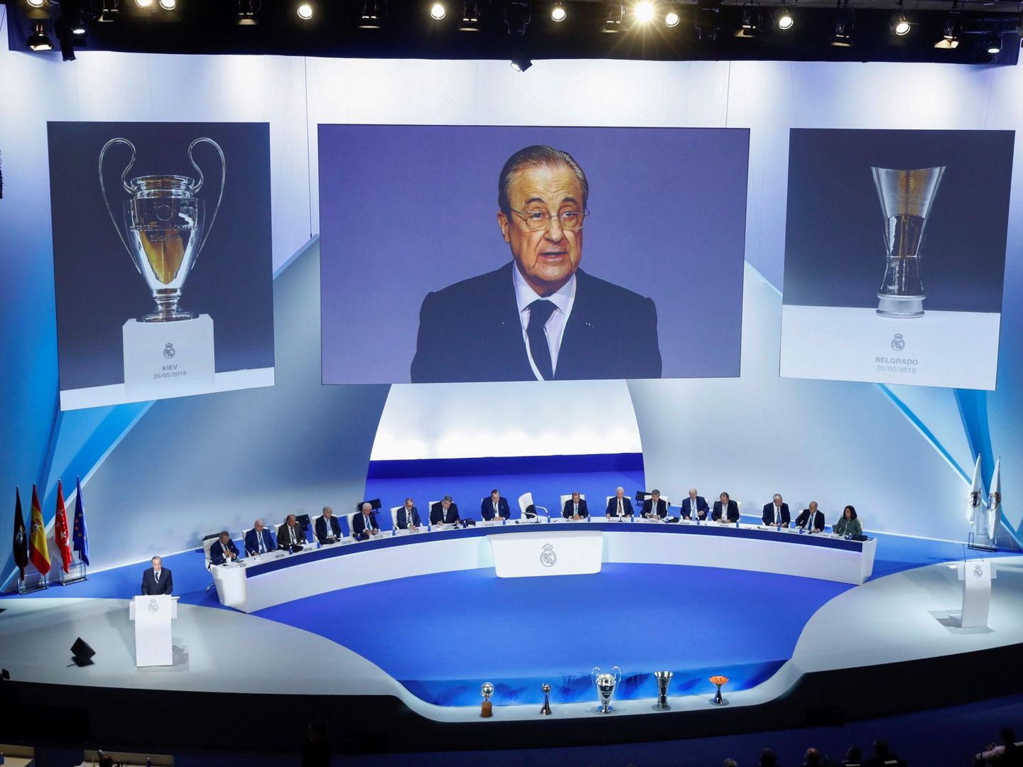 La Junta Directiva del Real Madrid en la Asamblea. (Efe)
